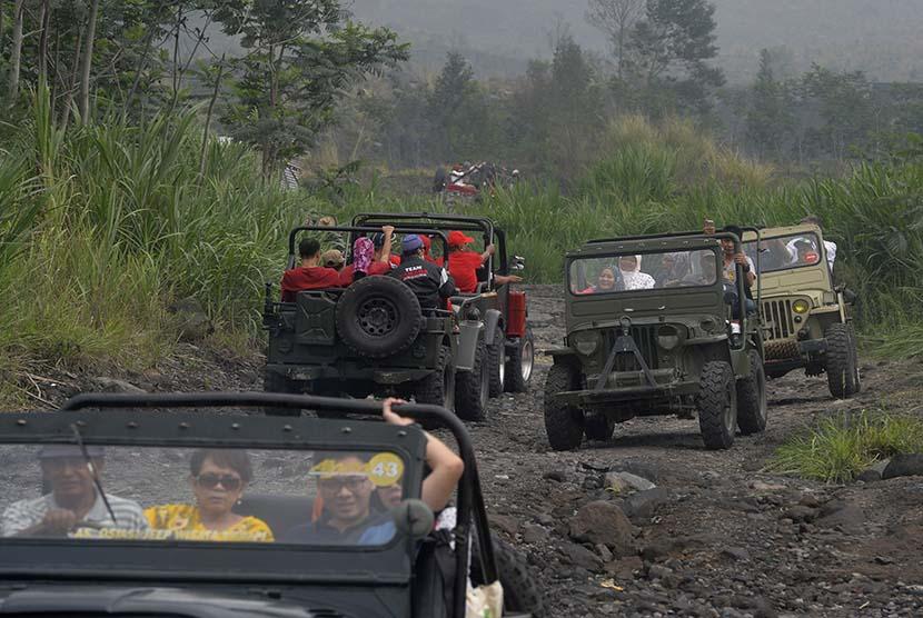 Sejumlah Wisatawan Menikmati Perjalanan Mereka Dengan Menggunakan Mobil Jip Pada Reli Wisata Di Kawasan Gunung Merapi, Yogyakarta, Kamis (12/11)